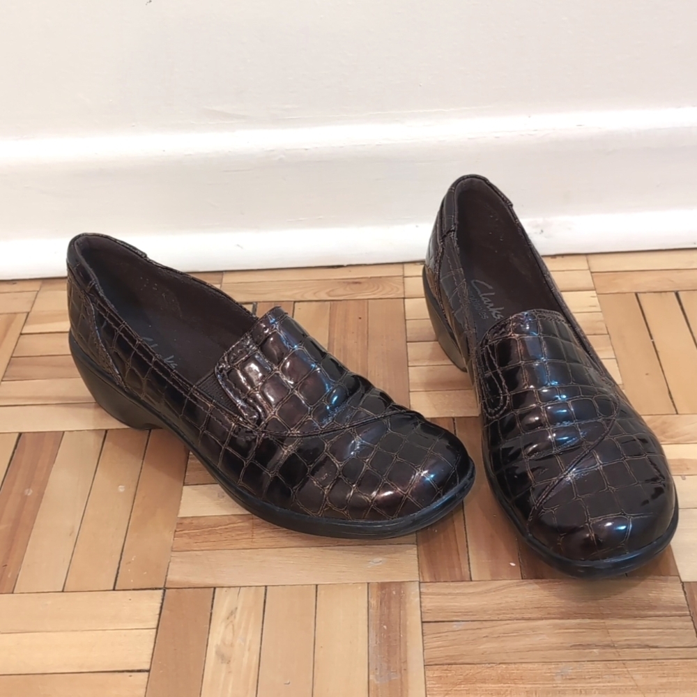 Clarks bendables croc shoes size 6.5M